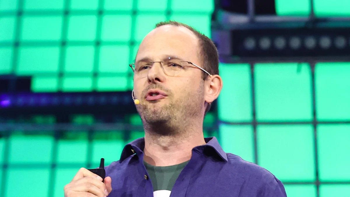 תומאס דומקה, אז מנכ״ל GitHub, מדבר על הבמה המרכזית בכנס Web Summit Rio, 2023